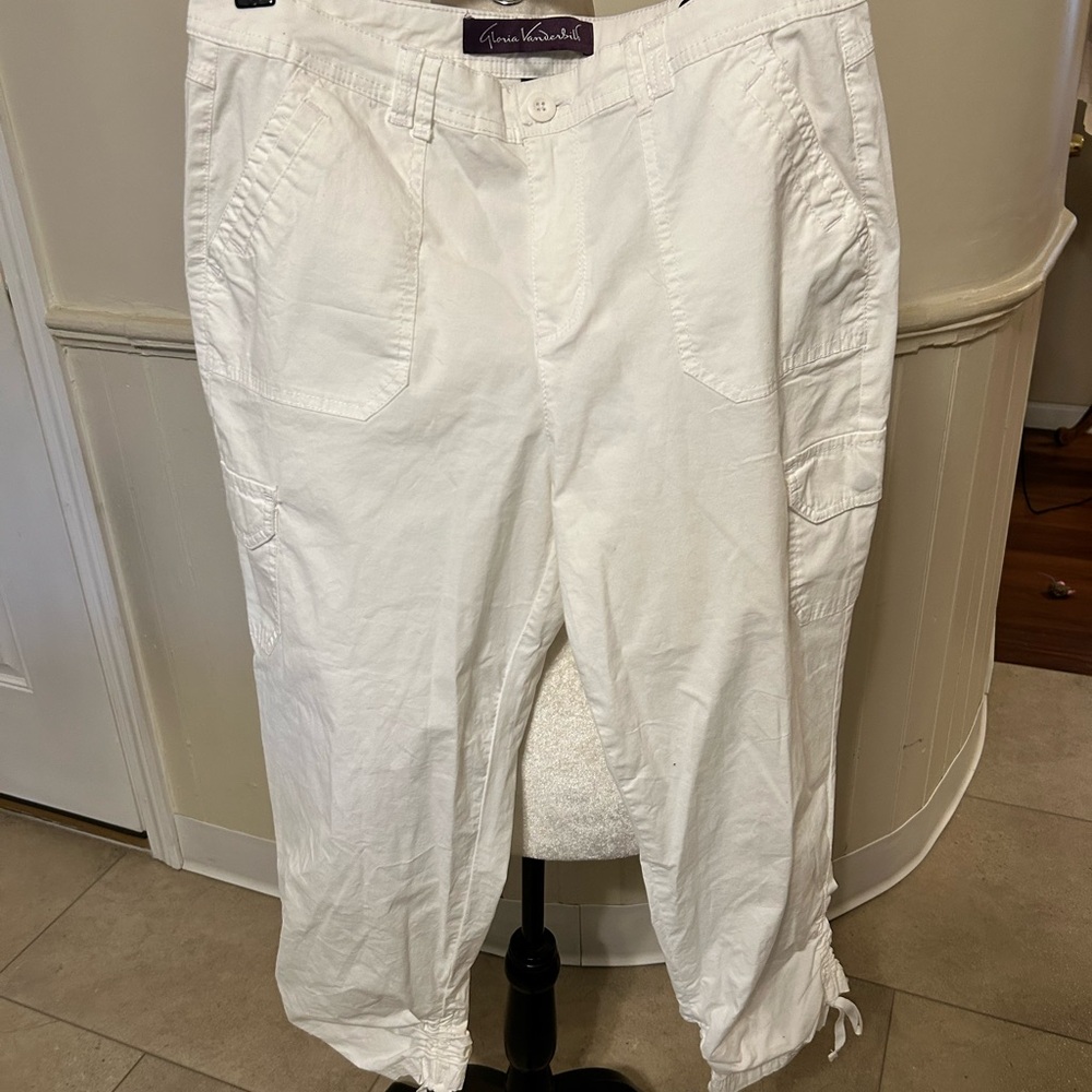 Gloria Vanderbilt Crop Cargo Pants/White/Size 8/EUC